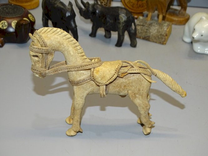 -LOT 11 OBJETS DIVERS SOUVENIRS DE VOYAGE DIFFERENTS PAYS OBJETS DE VITRINE   D