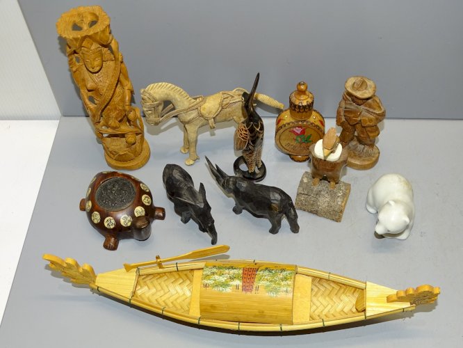 -LOT 11 OBJETS DIVERS SOUVENIRS DE VOYAGE DIFFERENTS PAYS OBJETS DE VITRINE   D