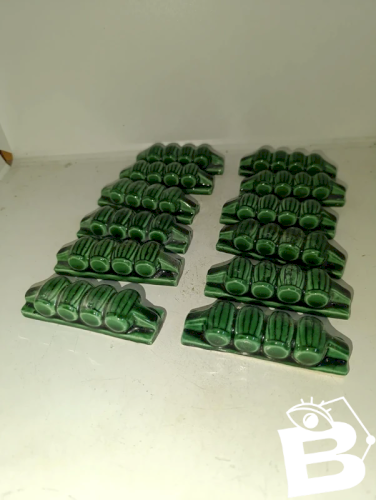 lot 12 porte-couteaux en barbotine verte. Style Art Deco. Vers 1930-1950 en bon etat