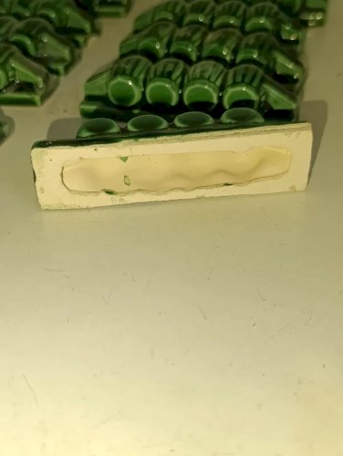 lot 12 porte-couteaux en barbotine verte. Style Art Deco. Vers 1930-1950 en bon etat