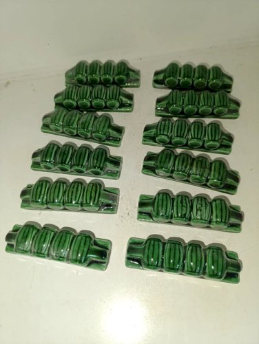 lot 12 porte-couteaux en barbotine verte. Style Art Deco. Vers 1930-1950 en bon etat