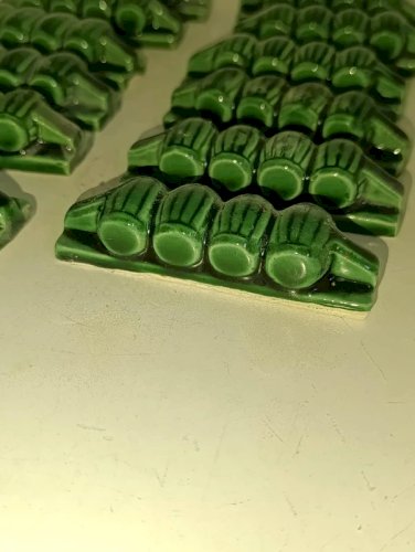 lot 12 porte-couteaux en barbotine verte. Style Art Deco. Vers 1930-1950 en bon etat