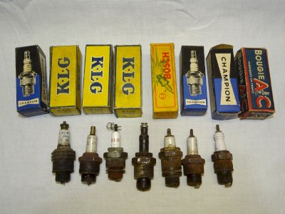 -LOT 14 OLD AUTOMOBILE LIGHTBULBS 7 WITH BOXES 1 BOX ONLY VHC AUTO D