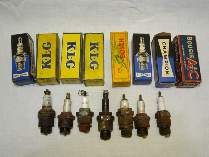 -LOT 14 BOUGIES AUTOMOBILES ANCIENNES 7 AVEC BOITES 1 BOITE SEULE VHC AUTO   D