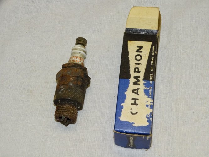 -LOT 14 BOUGIES AUTOMOBILES ANCIENNES 7 AVEC BOITES 1 BOITE SEULE VHC AUTO   D
