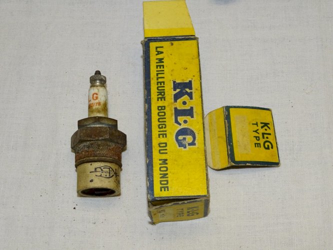 -LOT 14 BOUGIES AUTOMOBILES ANCIENNES 7 AVEC BOITES 1 BOITE SEULE VHC AUTO   D
