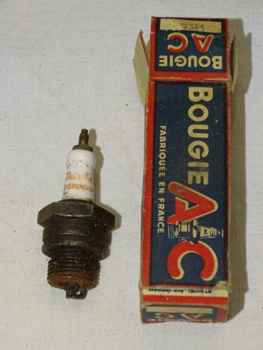 -LOT 14 BOUGIES AUTOMOBILES ANCIENNES 7 AVEC BOITES 1 BOITE SEULE VHC AUTO   D