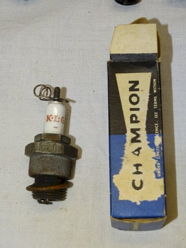 -LOT 14 BOUGIES AUTOMOBILES ANCIENNES 7 AVEC BOITES 1 BOITE SEULE VHC AUTO   D
