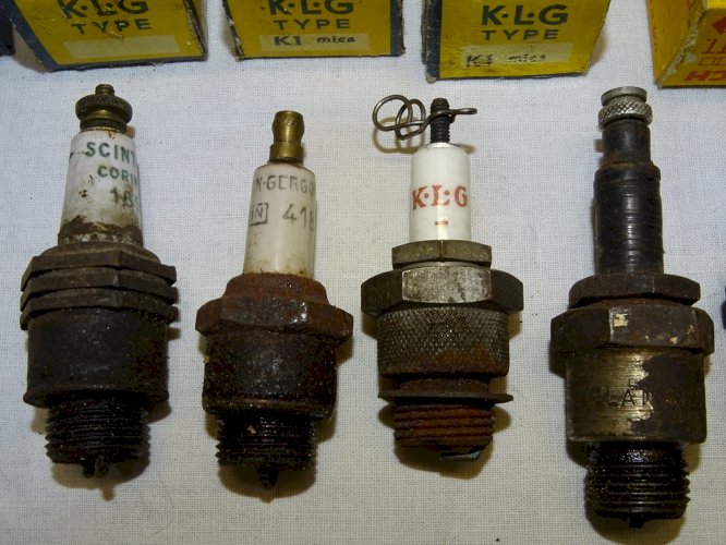 -LOT 14 BOUGIES AUTOMOBILES ANCIENNES 7 AVEC BOITES 1 BOITE SEULE VHC AUTO   D
