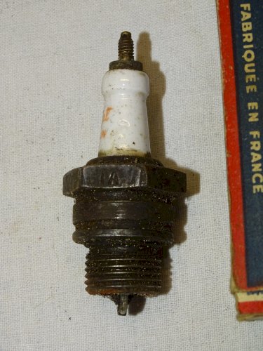 -LOT 14 BOUGIES AUTOMOBILES ANCIENNES 7 AVEC BOITES 1 BOITE SEULE VHC AUTO   D