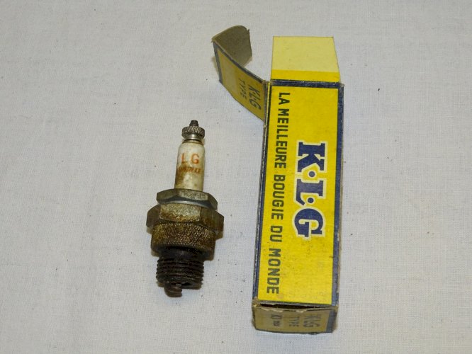 -LOT 14 BOUGIES AUTOMOBILES ANCIENNES 7 AVEC BOITES 1 BOITE SEULE VHC AUTO   D