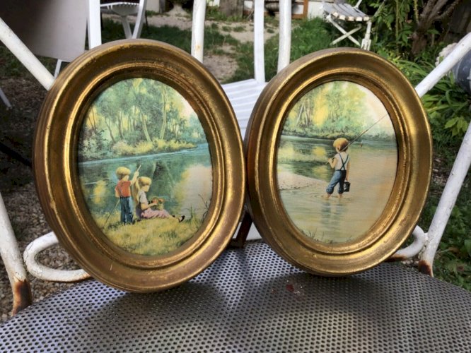 Lot 2 JOLIS PETITS CADRES OVALES BOIS DORÉ  PEINTURE SUR TISSUS  16cm