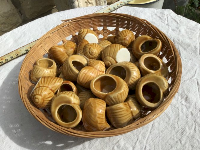 Lot 24 PETITS PLATS À ESCARGOTS EN GRÈS VERNISSÉ forme escargots lot n°1