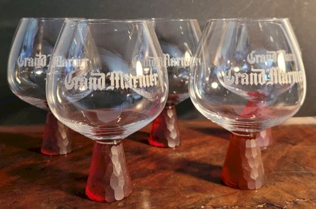 Lot 5 verres à pied Grand Marnier pied rouge à facette.