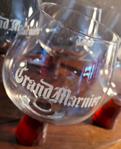 Lot 5 verres à pied Grand Marnier pied rouge à facette.