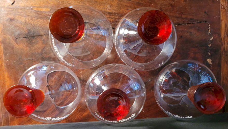 Lot 5 verres à pied Grand Marnier pied rouge à facette.
