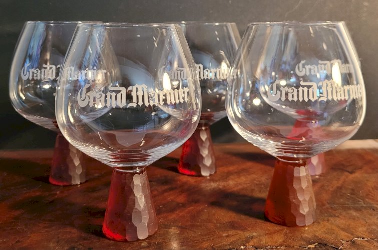 Lot 5 verres à pied Grand Marnier pied rouge à facette.