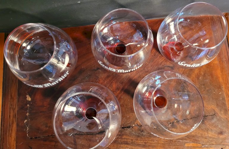 Lot 5 verres à pied Grand Marnier pied rouge à facette.