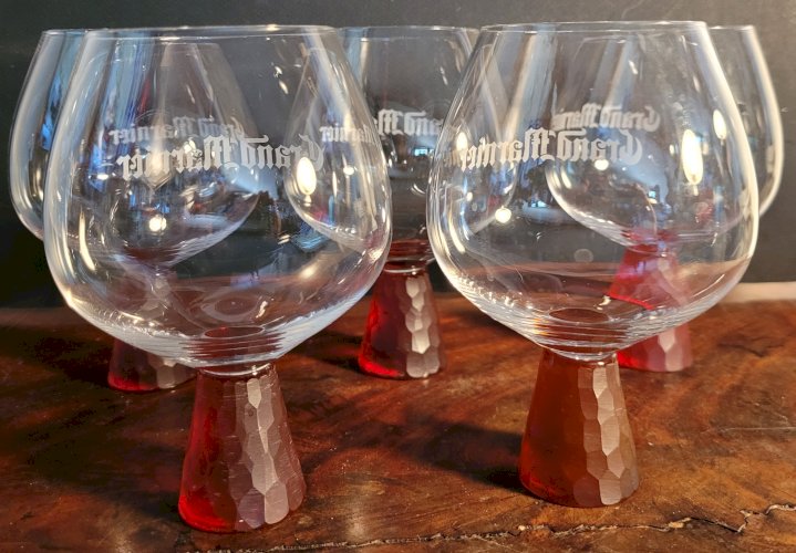 Lot 5 verres à pied Grand Marnier pied rouge à facette.