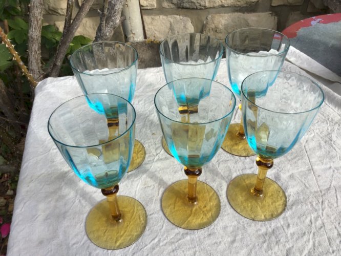 Lot 6 ANCIENS VERRES eau/vin  GEORGES SAND bleu et ambre Ht 17 CM