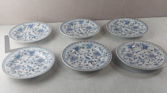 Lot 6 assiettes en porcelaine, décor fleurs et oiseaux, Greiner Rauenstein