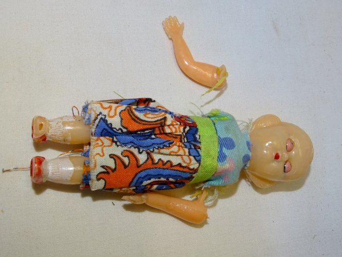 -LOT 6 PETITES POUPEES ANCIENNES DONT 1 BEBE MATTEL de 1973 COLLECTION JOUETS  D