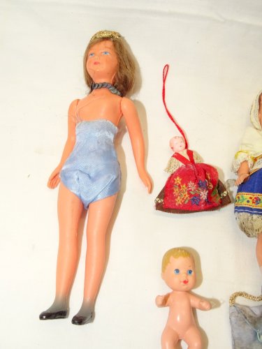 -LOT 6 PETITES POUPEES ANCIENNES DONT 1 BEBE MATTEL de 1973 COLLECTION JOUETS  D