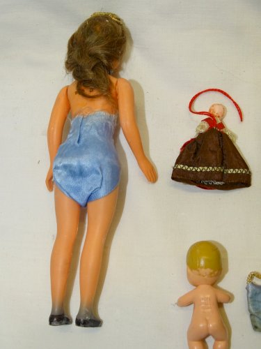 -LOT 6 PETITES POUPEES ANCIENNES DONT 1 BEBE MATTEL de 1973 COLLECTION JOUETS  D
