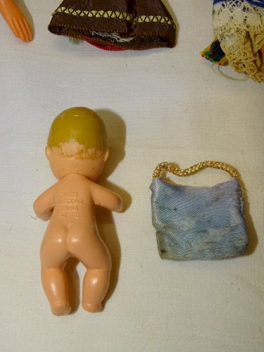 -LOT 6 PETITES POUPEES ANCIENNES DONT 1 BEBE MATTEL de 1973 COLLECTION JOUETS  D