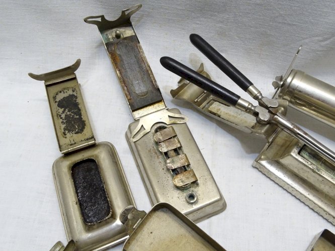-LOT 7 DE RECHAUDS A ALCOOL DE BARBIER OU COIFFEUR + AIGUISEUR COLLECTION