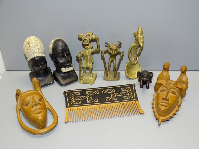 -LOT 9 OBJETS SOUVENIRS DE VOYAGE DIFFERENTS PAYS AFRIQUE DIFFERENTES MATIERES D