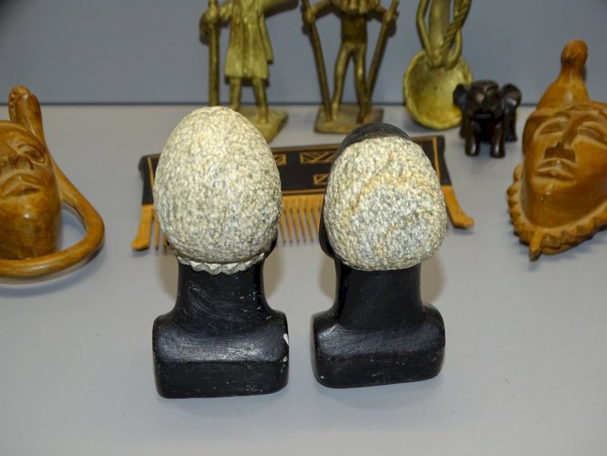 -LOT 9 OBJETS SOUVENIRS DE VOYAGE DIFFERENTS PAYS AFRIQUE DIFFERENTES MATIERES D