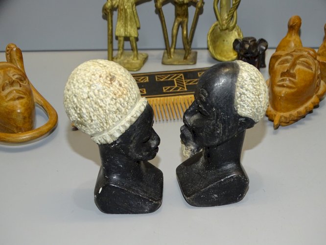 -LOT 9 OBJETS SOUVENIRS DE VOYAGE DIFFERENTS PAYS AFRIQUE DIFFERENTES MATIERES D