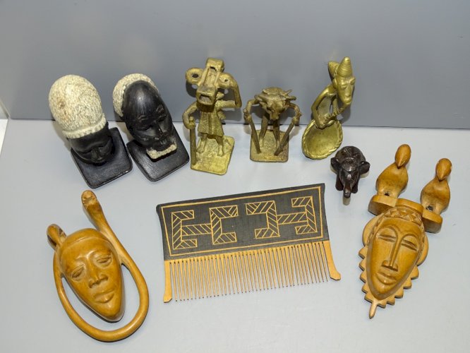 -LOT 9 OBJETS SOUVENIRS DE VOYAGE DIFFERENTS PAYS AFRIQUE DIFFERENTES MATIERES D