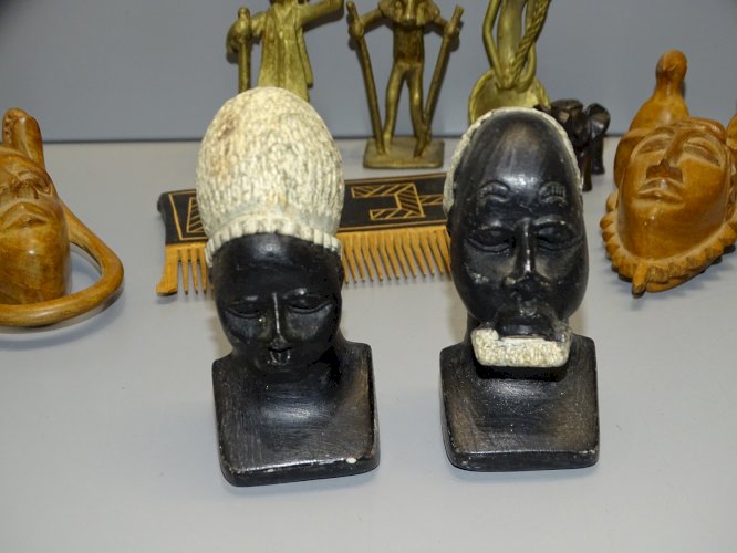 -LOT 9 OBJETS SOUVENIRS DE VOYAGE DIFFERENTS PAYS AFRIQUE DIFFERENTES MATIERES D