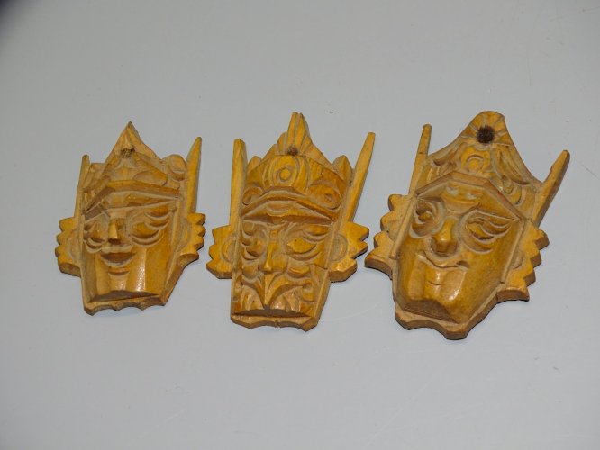 -LOT 9 OBJETS SOUVENIRS DE VOYAGE DIFFERENTS PAYS D'ASIE DIFFERENTES MATIERES  D