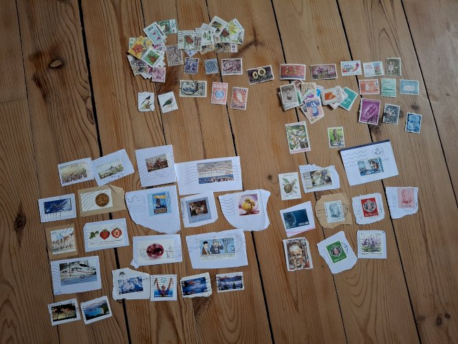 Lot actions, billets, enveloppes 1er jour, timbres, monnaies, cartes postales,..