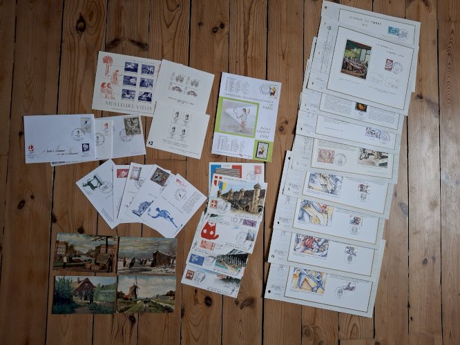 Lot actions, billets, enveloppes 1er jour, timbres, monnaies, cartes postales,..