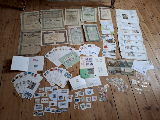 Lot actions, billets, enveloppes 1er jour, timbres, monnaies, cartes postales,..