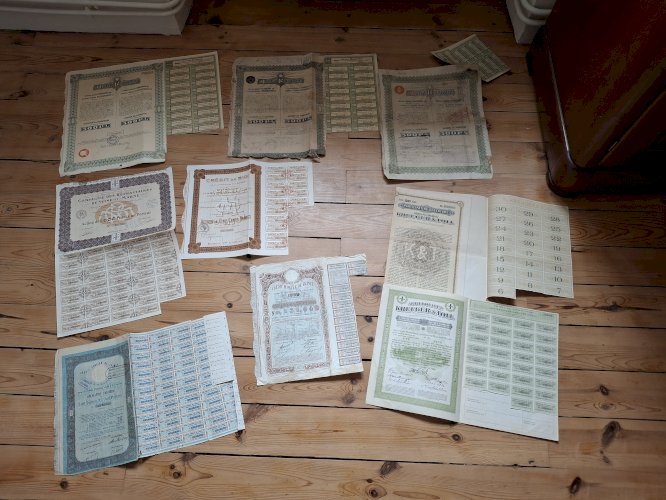 Lot actions, billets, enveloppes 1er jour, timbres, monnaies, cartes postales,..