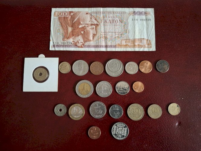 Lot actions, billets, enveloppes 1er jour, timbres, monnaies, cartes postales,..