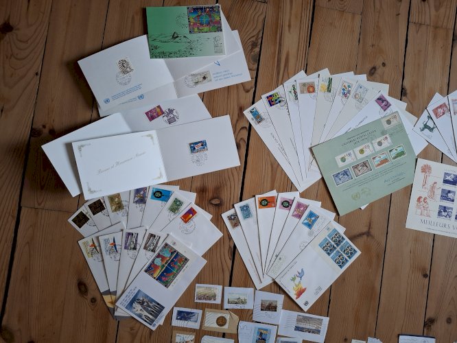 Lot actions, billets, enveloppes 1er jour, timbres, monnaies, cartes postales,..