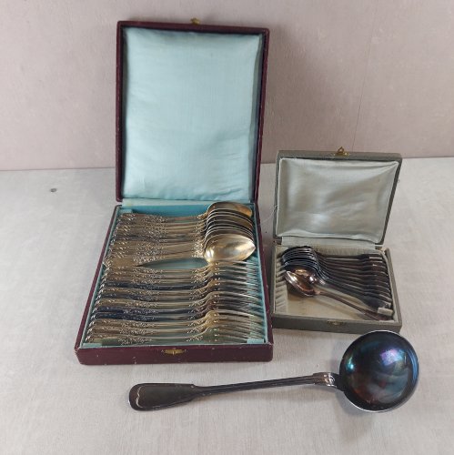 Lot anciennes ménagères, cuillères + fourchettes + petites cuillères + louche