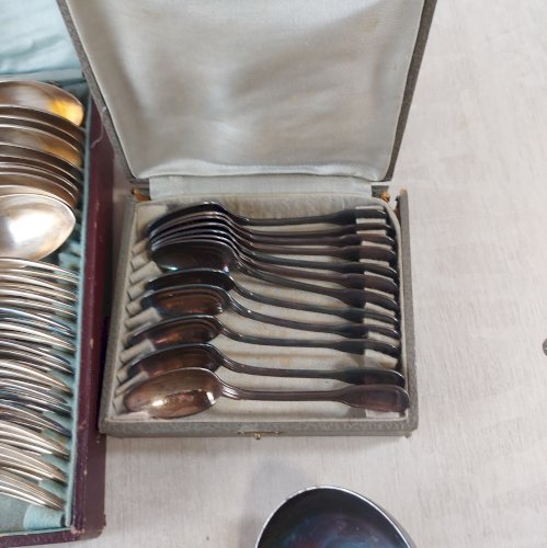 Lot anciennes ménagères, cuillères + fourchettes + petites cuillères + louche