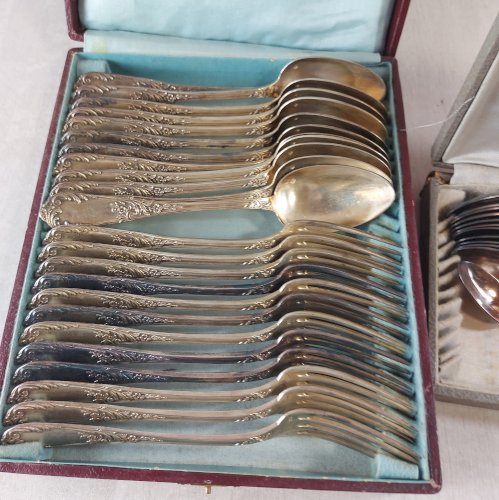 Lot anciennes ménagères, cuillères + fourchettes + petites cuillères + louche