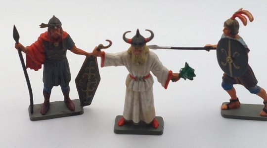 Batch of old soldiers, druid + Gallic chief, Roman legionary, Michel + Starlux