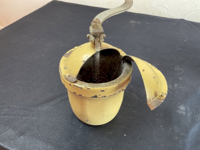 Lot d Ancien  Moulin A Café Peugeot ou autre acier et bois