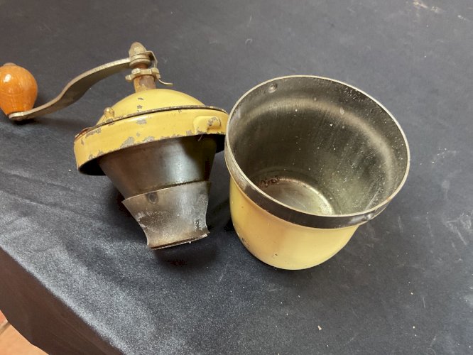 Lot d Ancien  Moulin A Café Peugeot ou autre acier et bois