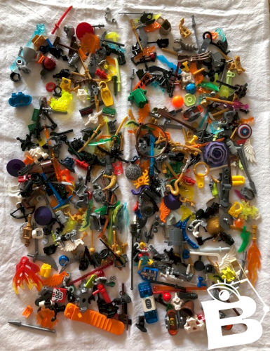 Lot d armes et d accessoires Lego