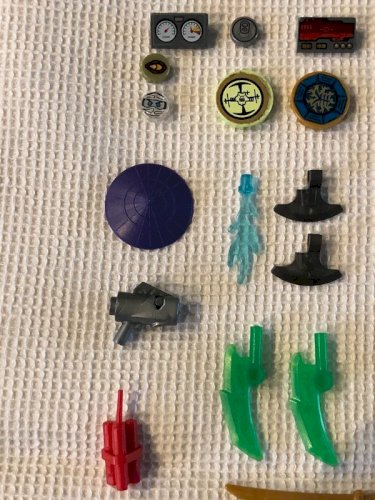 Lot d armes et d accessoires Lego